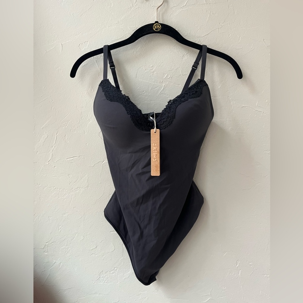 SKIMS FITS EVERYBODY LACE PUSH UP THONG BODYSUIT ONYX S